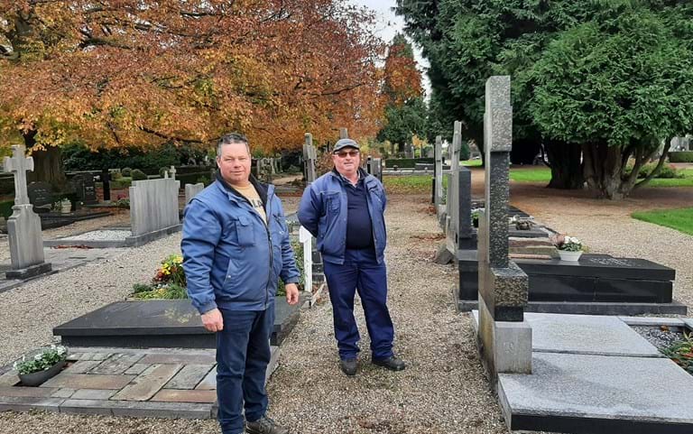 Opzichters Frank en Niek houden begraaf- en gedenkpark Lahrhof levend